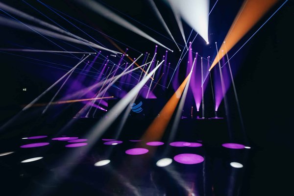 Comment l'éclairage peut-il transformer une pièce de théâtre?