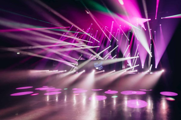 Quelles sont les techniques d'éclairage innovantes pour le théâtre?